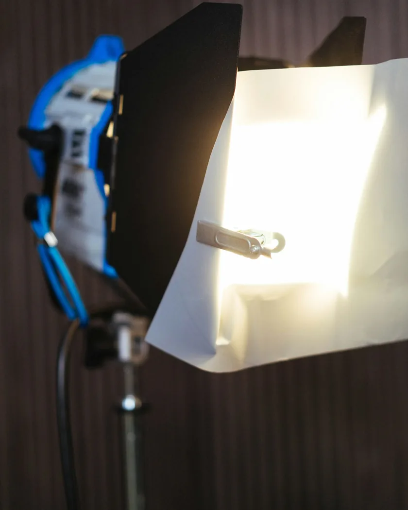Foco de estudio con viseras metálicas y una lámina de difusión delante que suaviza el haz de luz